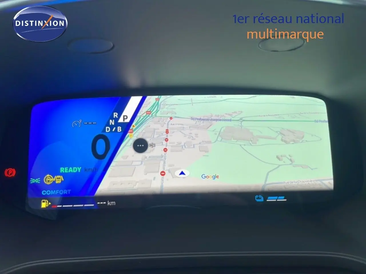 Tableau de bord numérique du Renault Symbioz 2025 affichant la navigation Google Maps et informations de conduite.