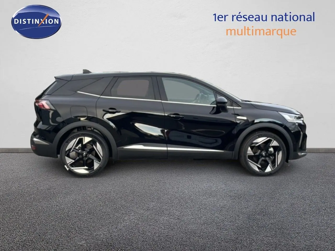 Profil côté gauche du Renault SYMBIOZ 1.6 E-TECH F.HYBRID Iconic noir étoile métal avec jantes bi-ton stylisées.
