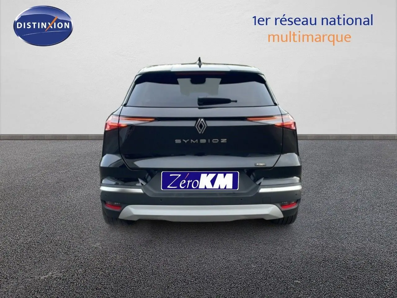 Vue arrière du Renault Symbioz noir étoile métal, soulignant ses feux fins et le logo central lumineux.