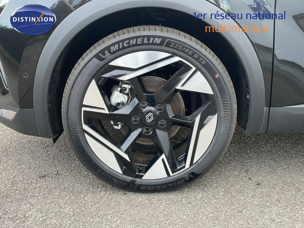 Gros plan sur la roue avant gauche du Renault Symbioz noir étoile métal avec jante diamantée et pneu Michelin.