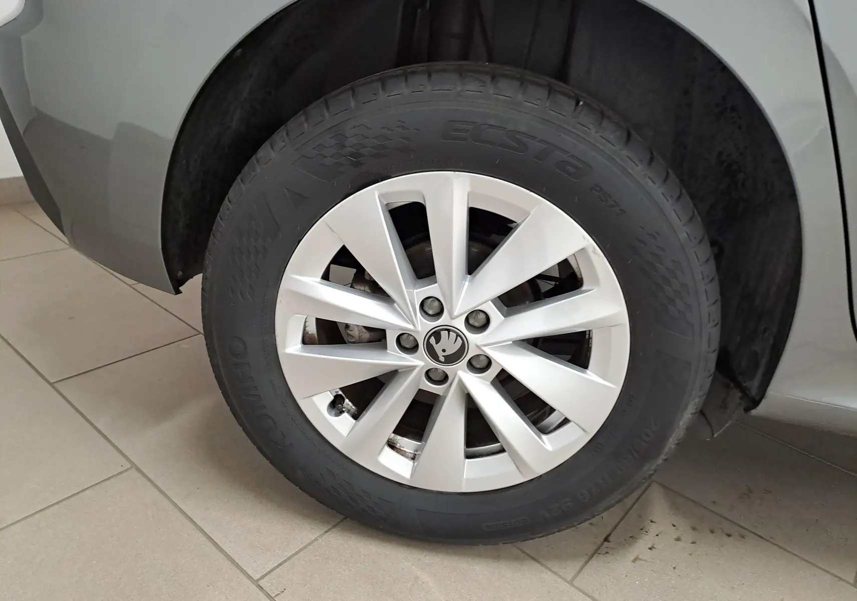 Gros plan sur la roue avant gauche gris graphite d’un Skoda Kamiq 2025 avec jante alliage et pneu Kumho.