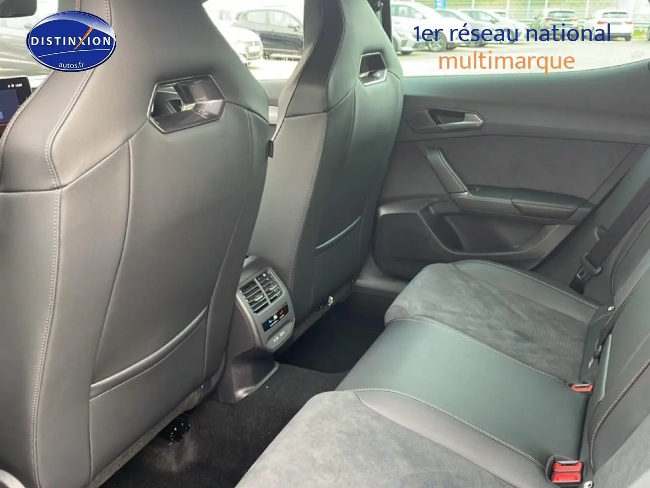 Vue arrière intérieure côté droit de la CUPRA Formentor noire, sièges en cuir et alcantara avec aérateurs et ports USB-C.