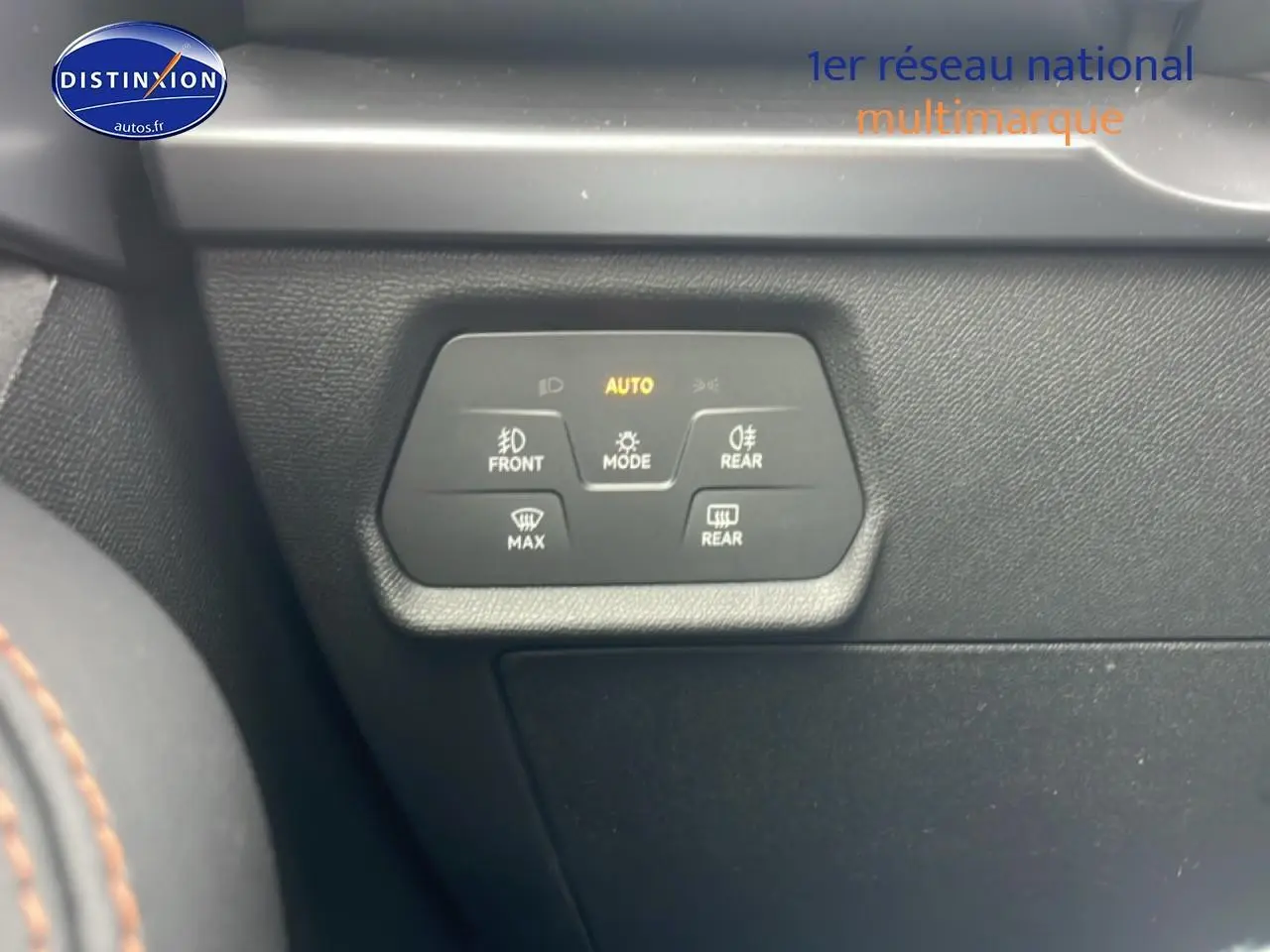 Gros plan sur les commandes d’éclairage noir mat du tableau de bord du CUPRA Formentor 2025.