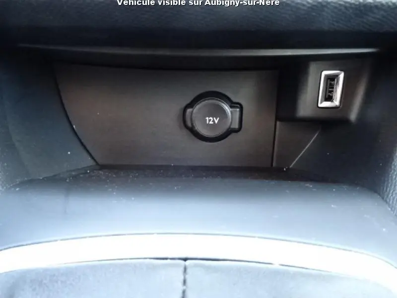 Prise 12V et port USB intégrés dans la console centrale d'une Peugeot 308 SW noire, version 2018.