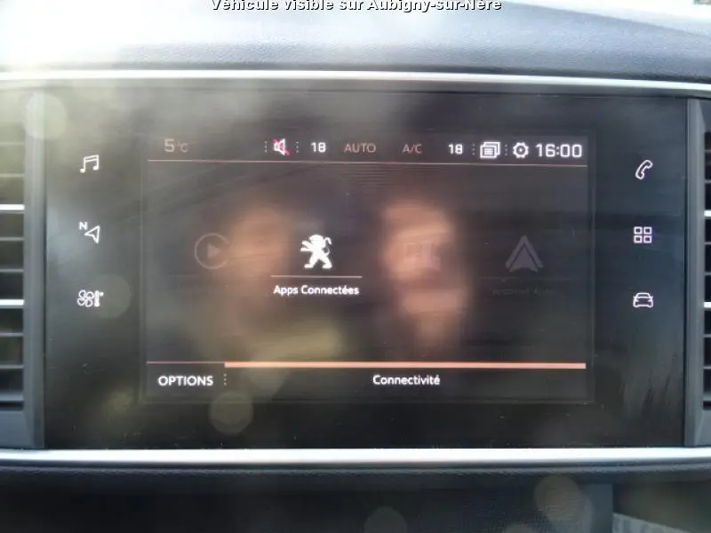 Écran tactile central du Peugeot 308 SW noir de 2018 affichant les options de connectivité et la température extérieure.