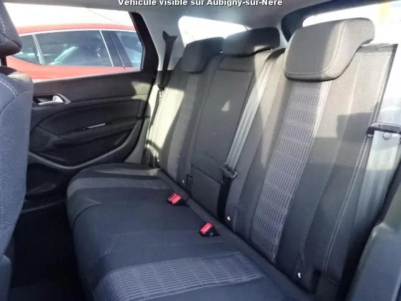 Vue intérieure côté droit des sièges arrière noirs en tissu du Peugeot 308 SW 2018 avec ceintures et appuie-têtes.