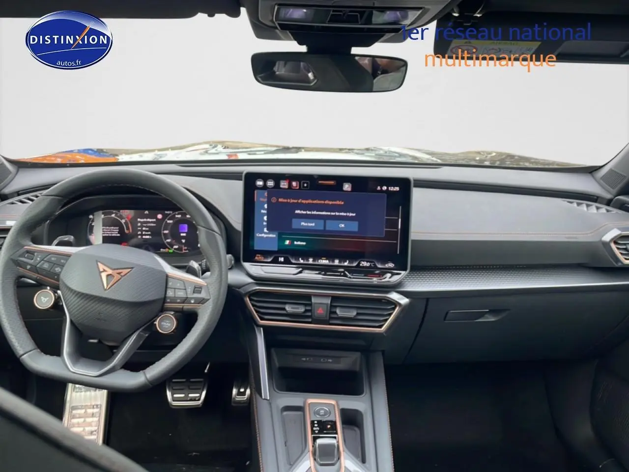 Vue intérieure frontale du tableau de bord noir du CUPRA Formentor 2.0 TDI 150 avec écran tactile central et volant sport.