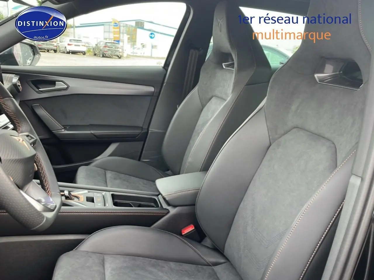 Vue intérieure côté conducteur de la CUPRA Formentor 2.0 TDI 150 DSG7 avec sièges sport en cuir et alcantara gris.