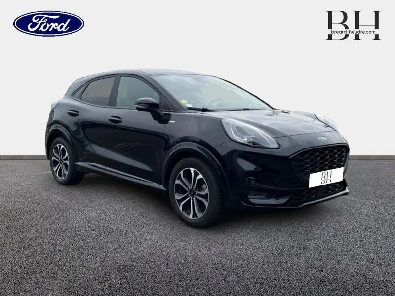 Ford Puma 1.5 EcoBlue noir agate métallisé en 3/4 avant droit avec jantes alu et vitres arrière surteintées.