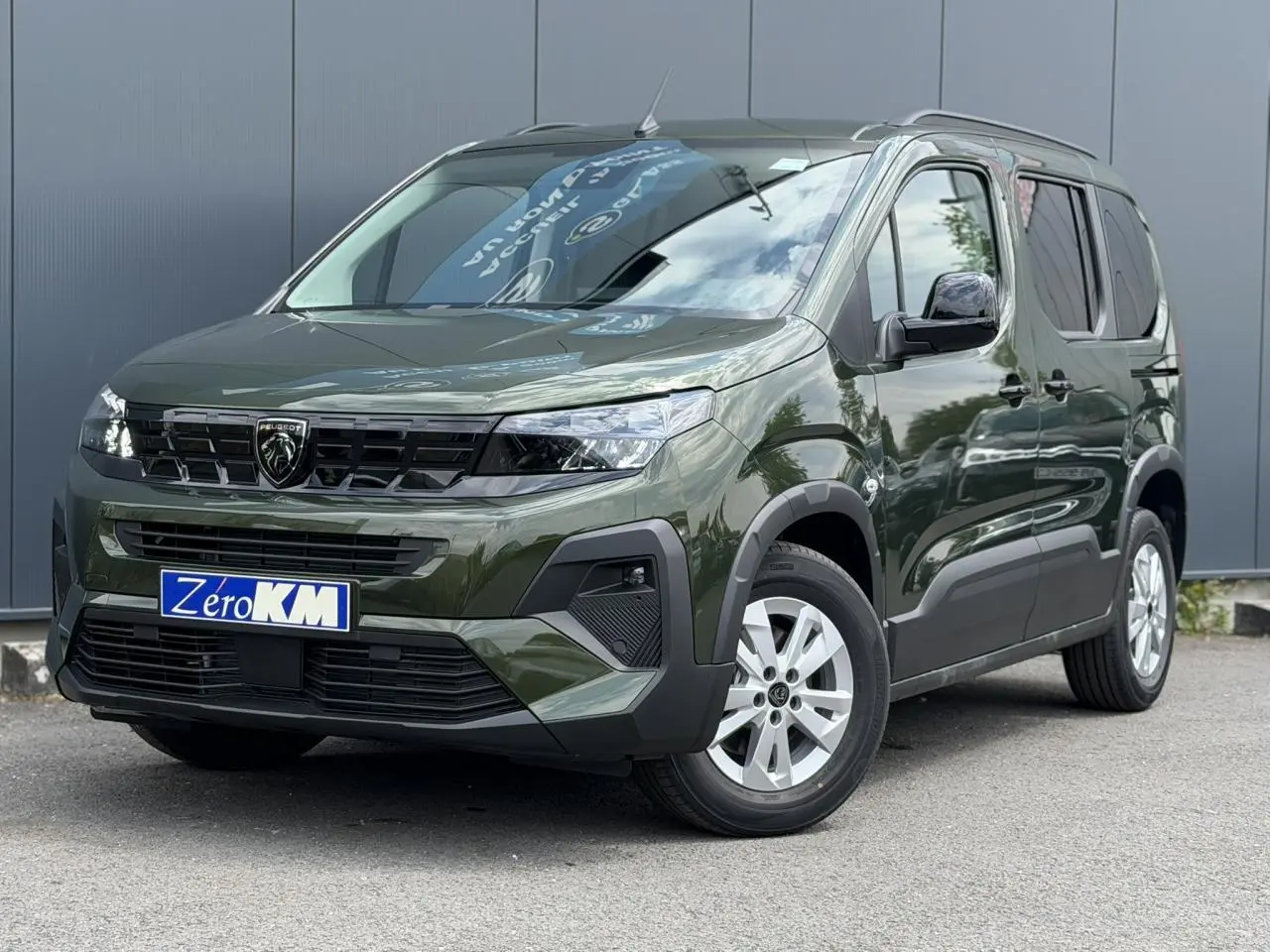 Peugeot Rifter M 1.5 BlueHDI 130 Allure vert Sirkka, vue 3/4 avant droit avec jantes alu et projecteurs EcoLED.