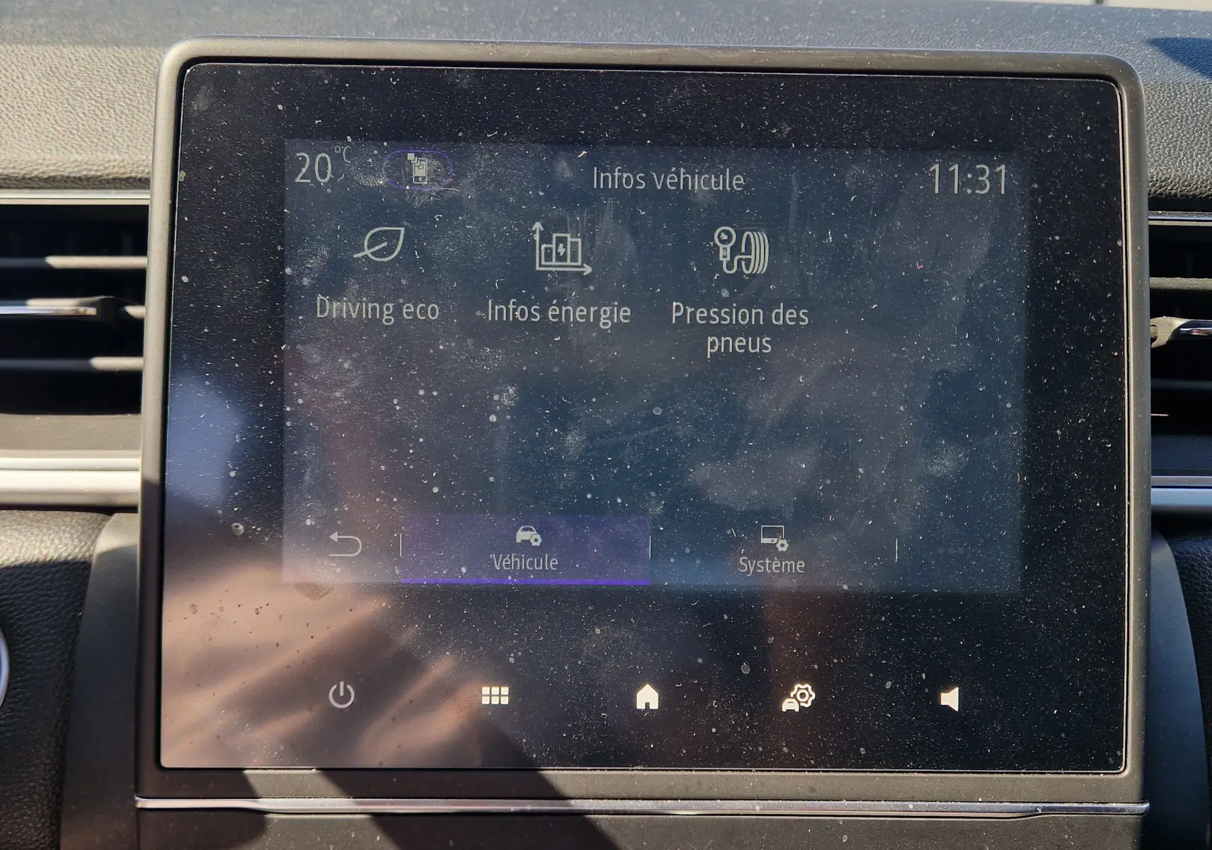 Écran tactile central du Renault Captur E-Tech 2023 affichant les options "Driving eco", "Infos énergie" et "Pression des pneus" en intérieur.