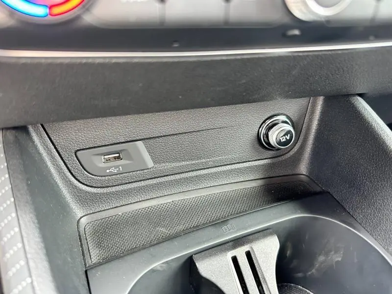 Prise USB et allume-cigare 12V dans la console centrale noire de l'Audi Q2 30 TDI gris Daytona nacré 2024