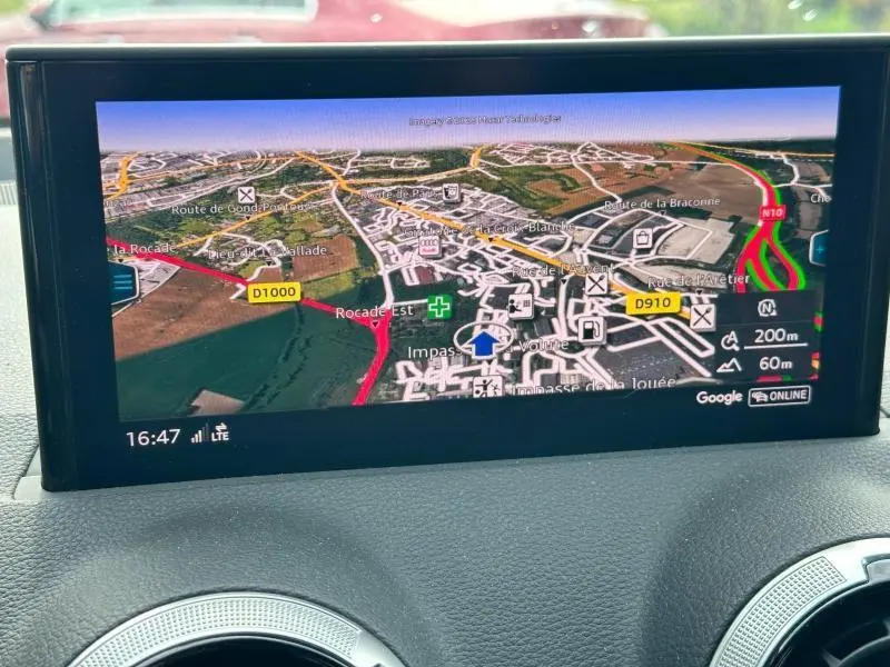 Écran multifonction couleur affichant la navigation GPS dans un Audi Q2 30 TDI gris Daytona nacré, vue intérieure tableau de bord.