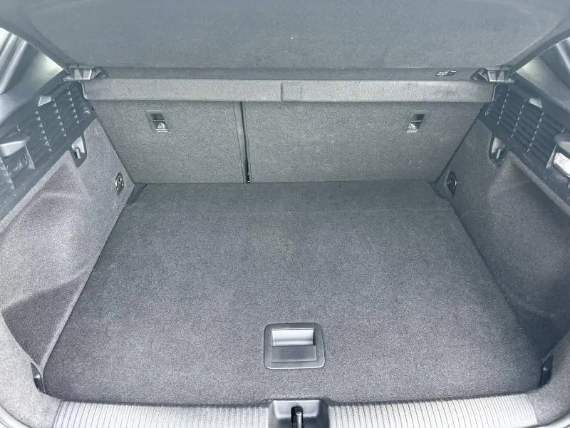 Coffre spacieux et propre de l'Audi Q2 30 TDI 116ch S line 2024, vue intérieure arrière avec revêtement gris foncé.