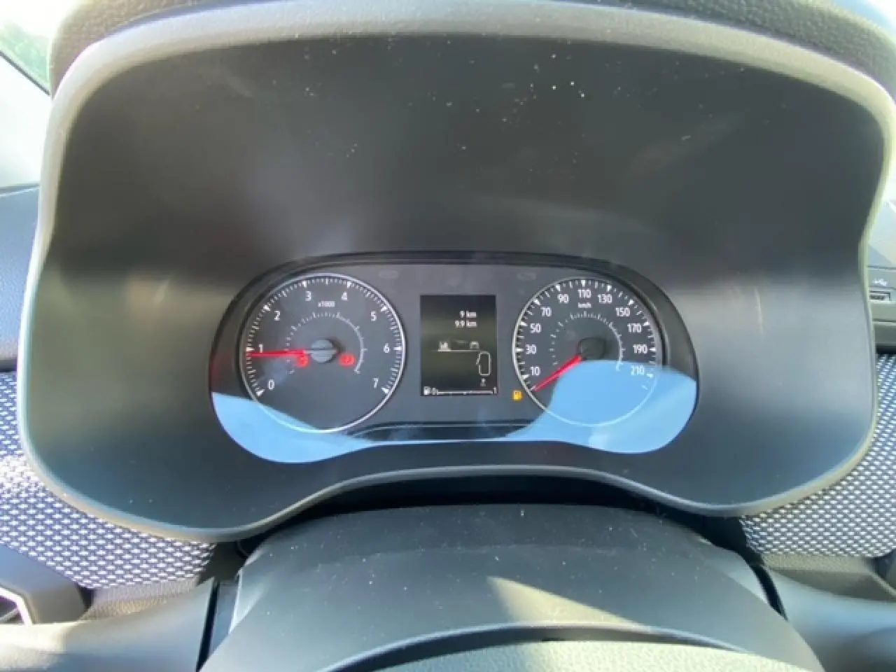 Vue rapprochée du tableau de bord de la Dacia Logan gris 2022 montrant le compteur de vitesse et le compte-tours.