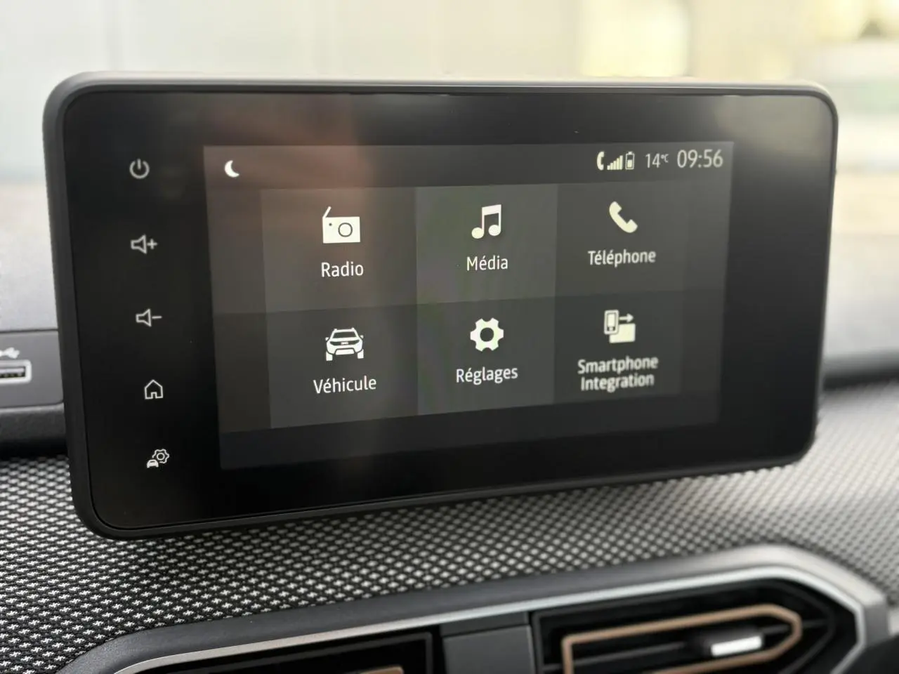 Écran tactile multimédia 8 pouces de la Dacia Sandero Stepway 2025, vue frontale du tableau de bord.