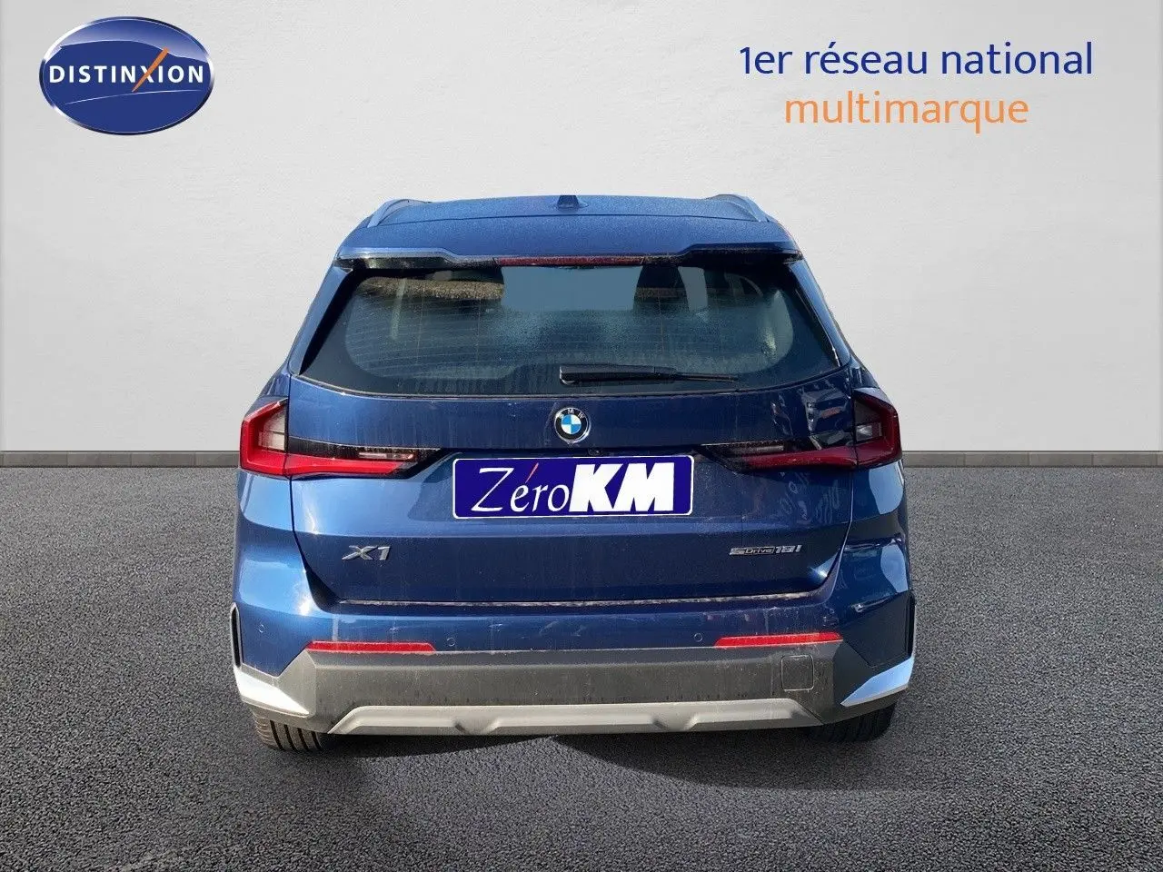 Vue arrière d'un BMW X1 18I bleu Phytonic Metal avec feux LED et plaque Zéro KM visible.