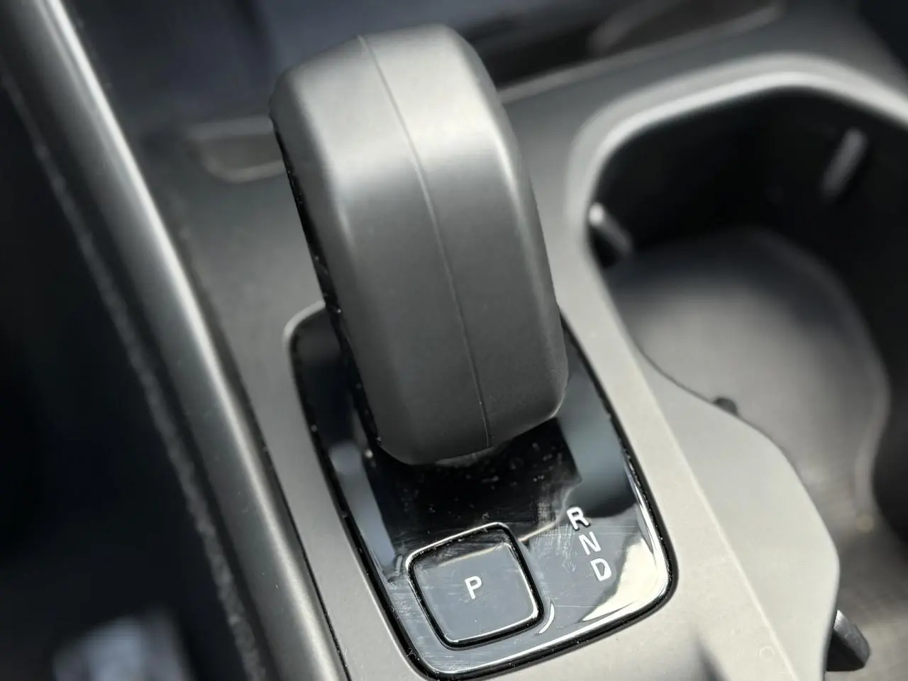 Le levier de boîte automatique noir du Volvo XC40 B3 MHEV 2024, vue rapprochée sur la console centrale.