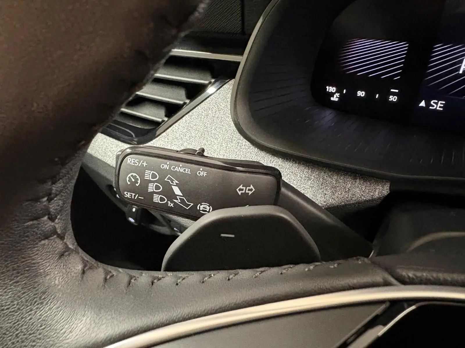 Gros plan sur la commande de régulateur de vitesse derrière le volant du Skoda Kamiq gris argent 2025.