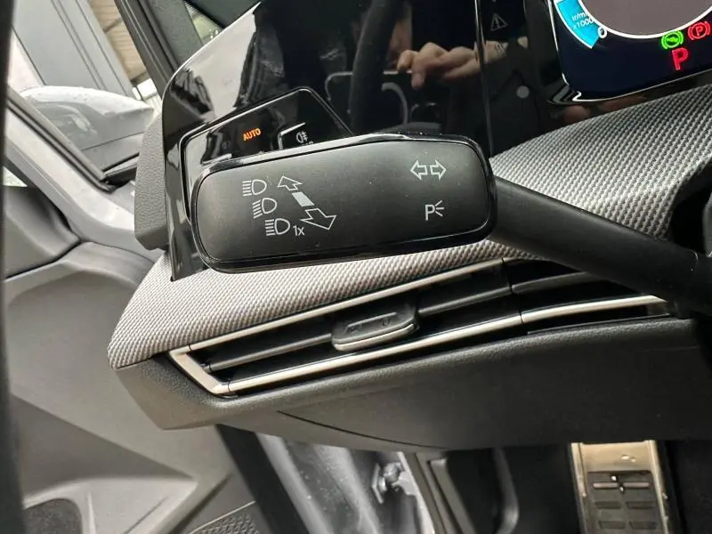 Gros plan sur la commande de clignotants à gauche dans l’habitacle gris d’une Volkswagen Golf 2.0 TDI R-Line 2026.