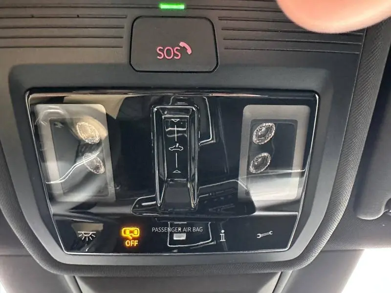 Vue rapprochée du plafonnier noir avec boutons SOS et éclairage intérieur de la Volkswagen Golf 2.0 TDI gris 2026.