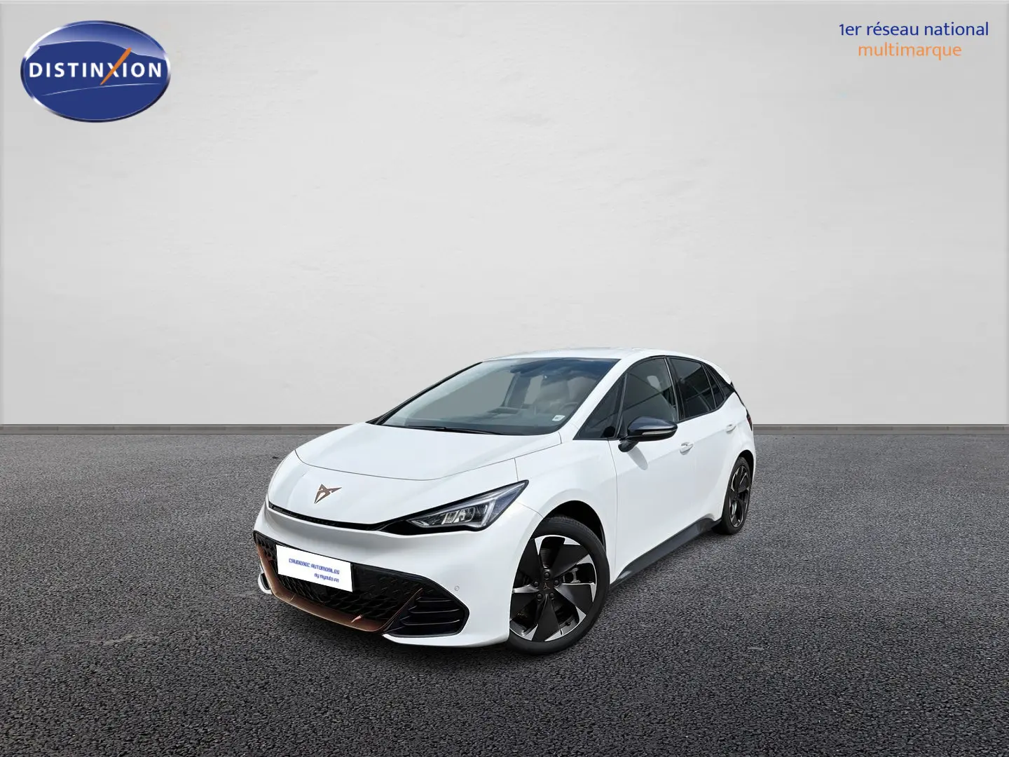 Vue 3/4 avant d'une CUPRA Born blanche avec jantes alliage noires Typhoon et feux LED distinctifs.