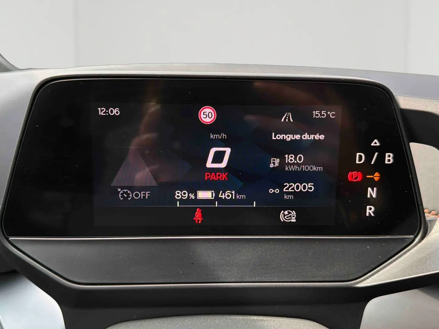 Affichage numérique du tableau de bord du CUPRA Born 2024 montrant vitesse, autonomie batterie et mode parking.