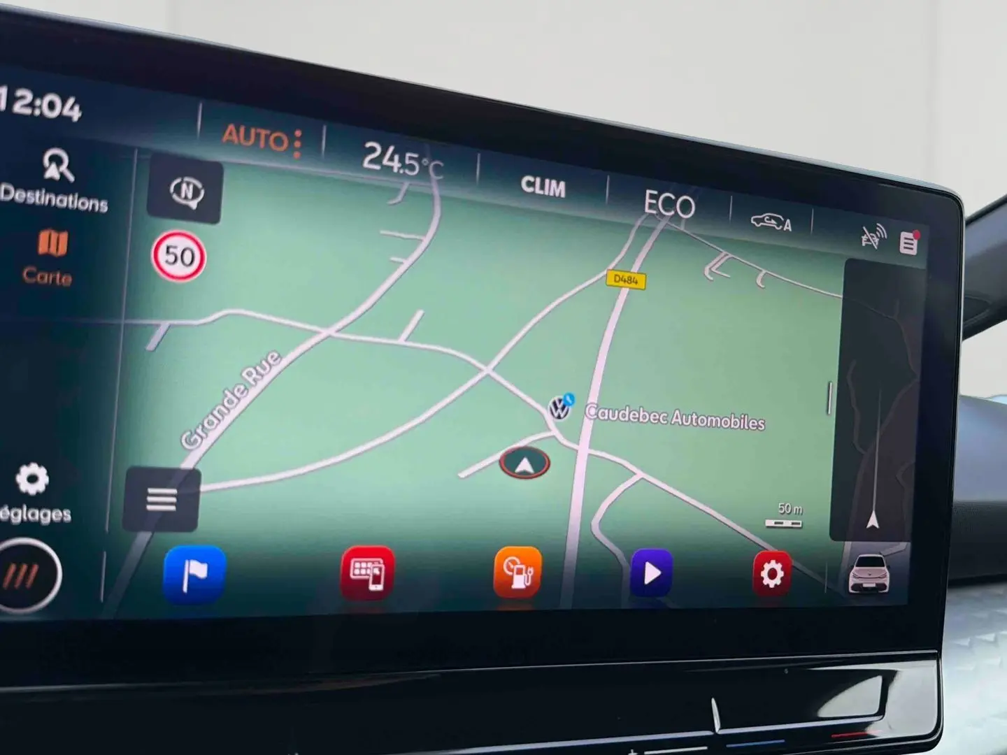 Écran tactile 12 pouces du système de navigation connecté du CUPRA Born e-boost 2024, affichant une carte routière.