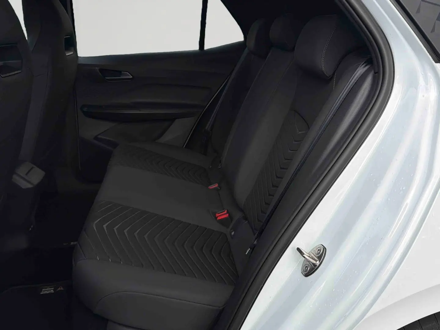 Vue côté droit des sièges arrière noirs avec motifs en chevrons dans une CUPRA BORN blanche 2024.