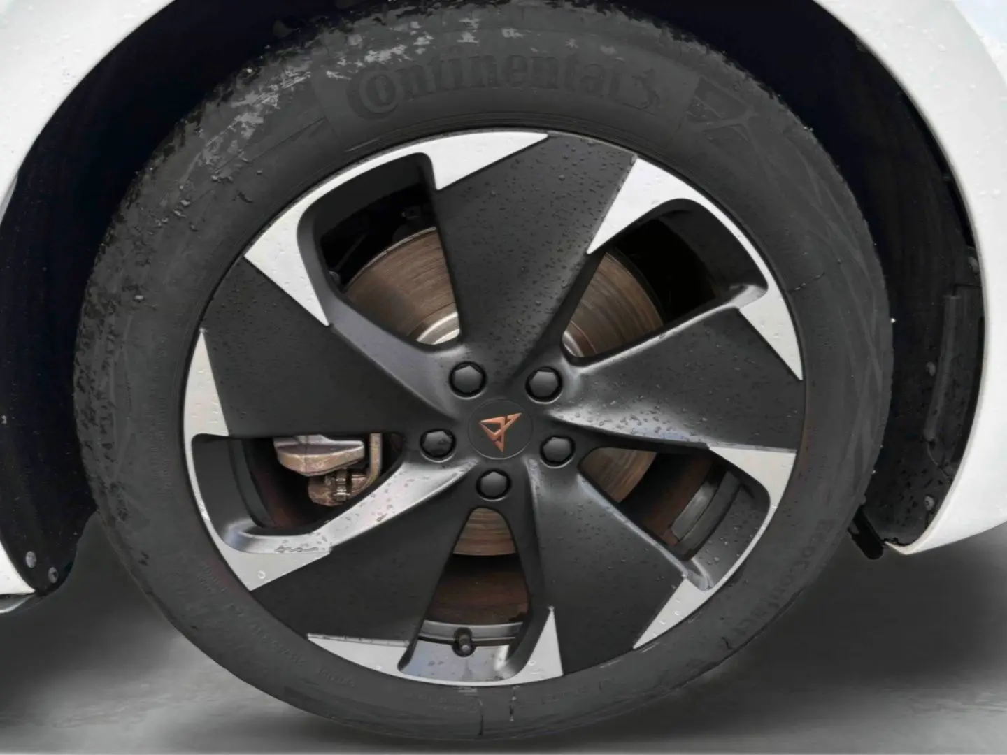 Gros plan sur la jante alliage 19 pouces Typhoon Black du CUPRA Born blanc, avec logo CUPRA au centre.