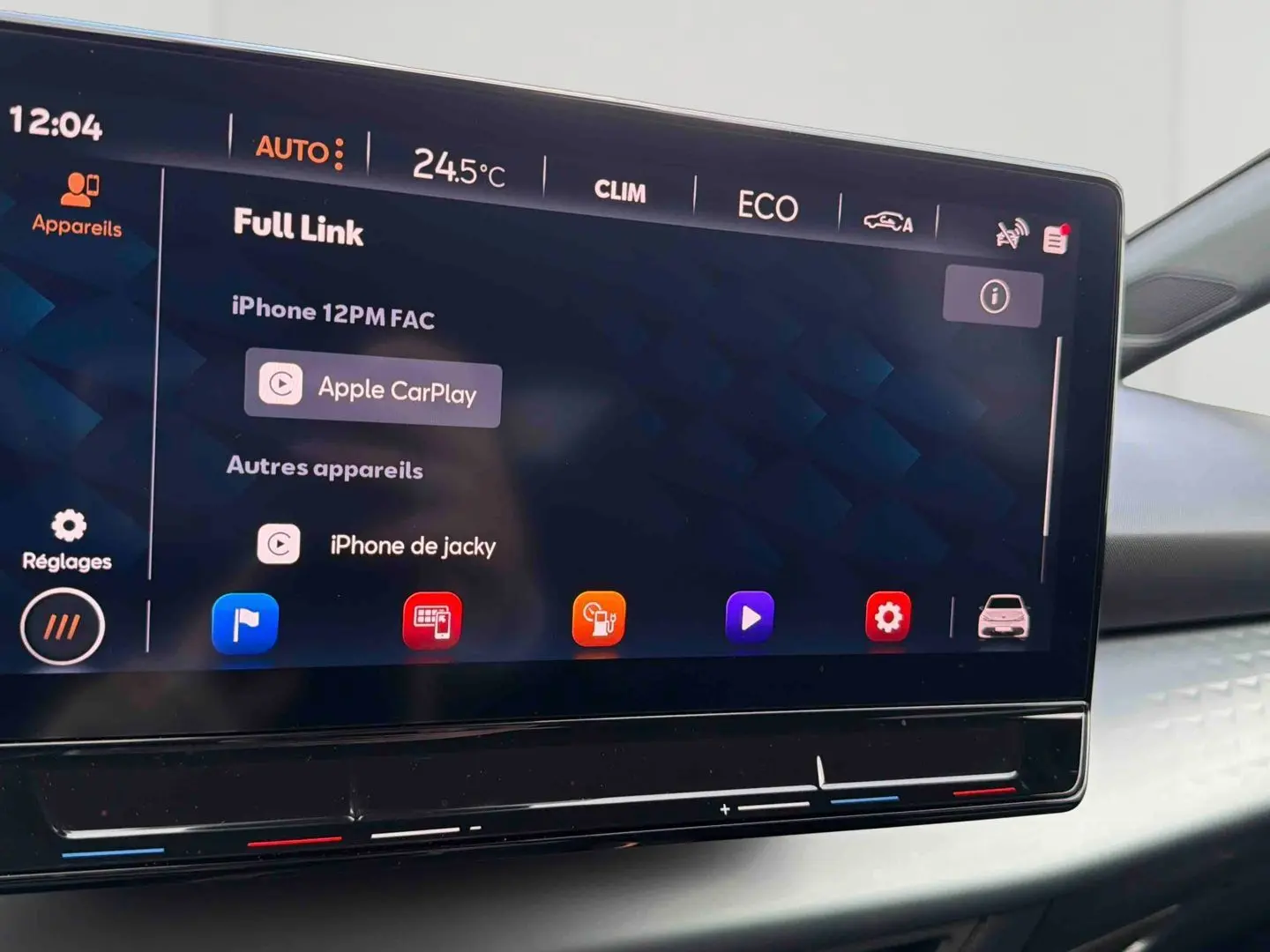 Écran tactile central du CUPRA Born 2024 affichant la connexion Apple CarPlay et les réglages climatiques.