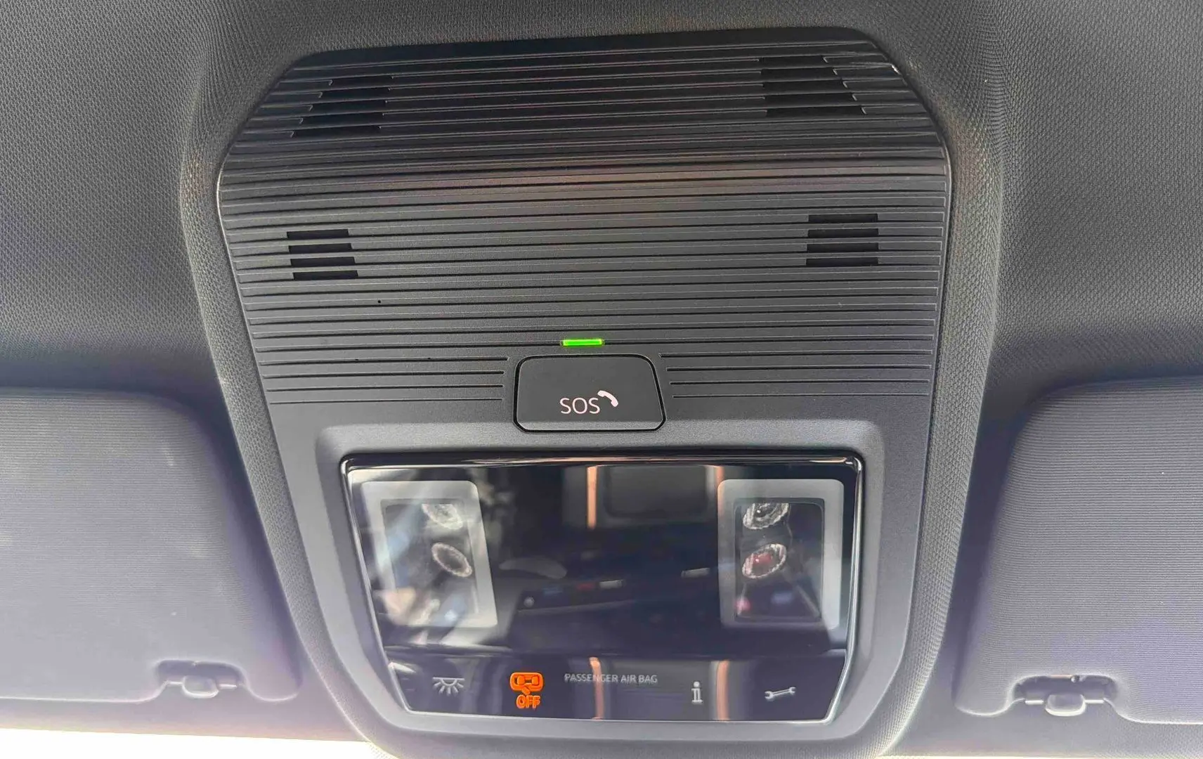 Gros plan sur le plafonnier intérieur gris du CUPRA Born 2024 avec bouton SOS et éclairage LED.