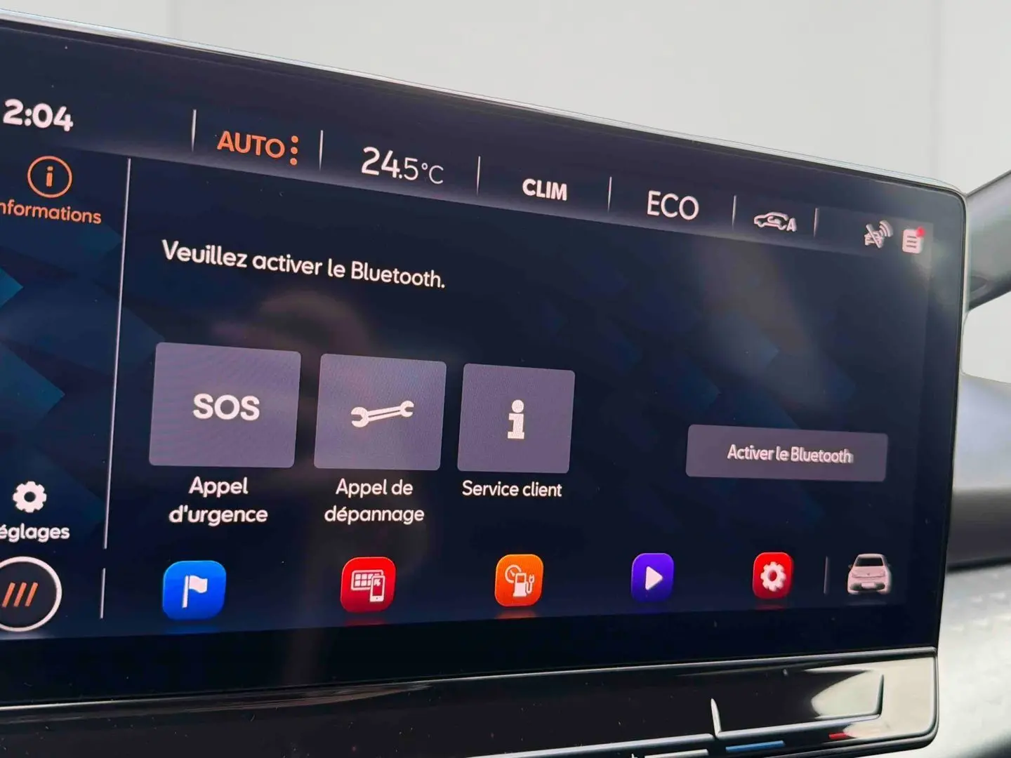 Écran tactile 12 pouces du CUPRA Born 2024 affichant les options d'appel d'urgence et Bluetooth, intérieur moderne.