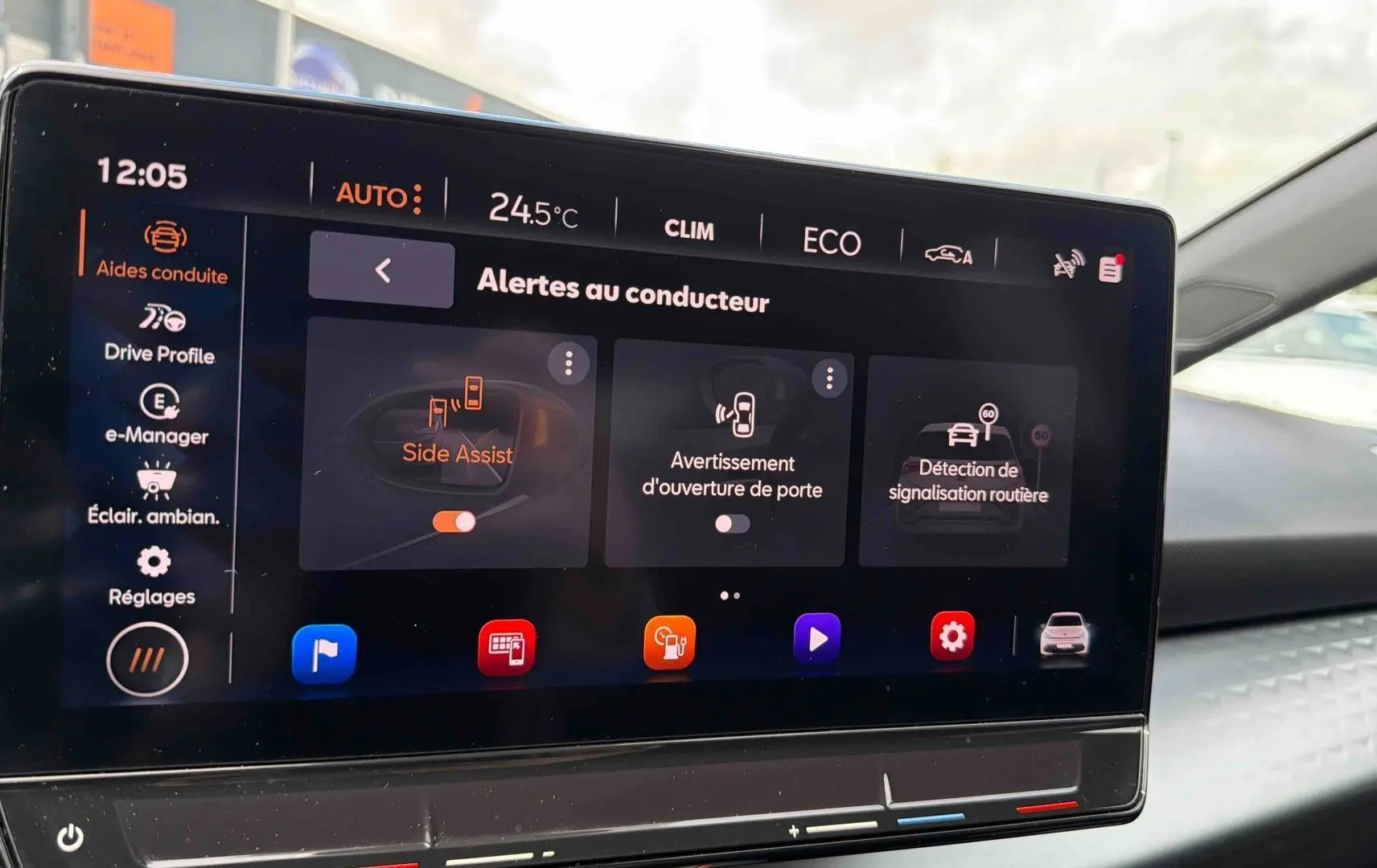 Écran tactile central affichant les alertes au conducteur dans l'habitacle du CUPRA Born blanc de 2024.