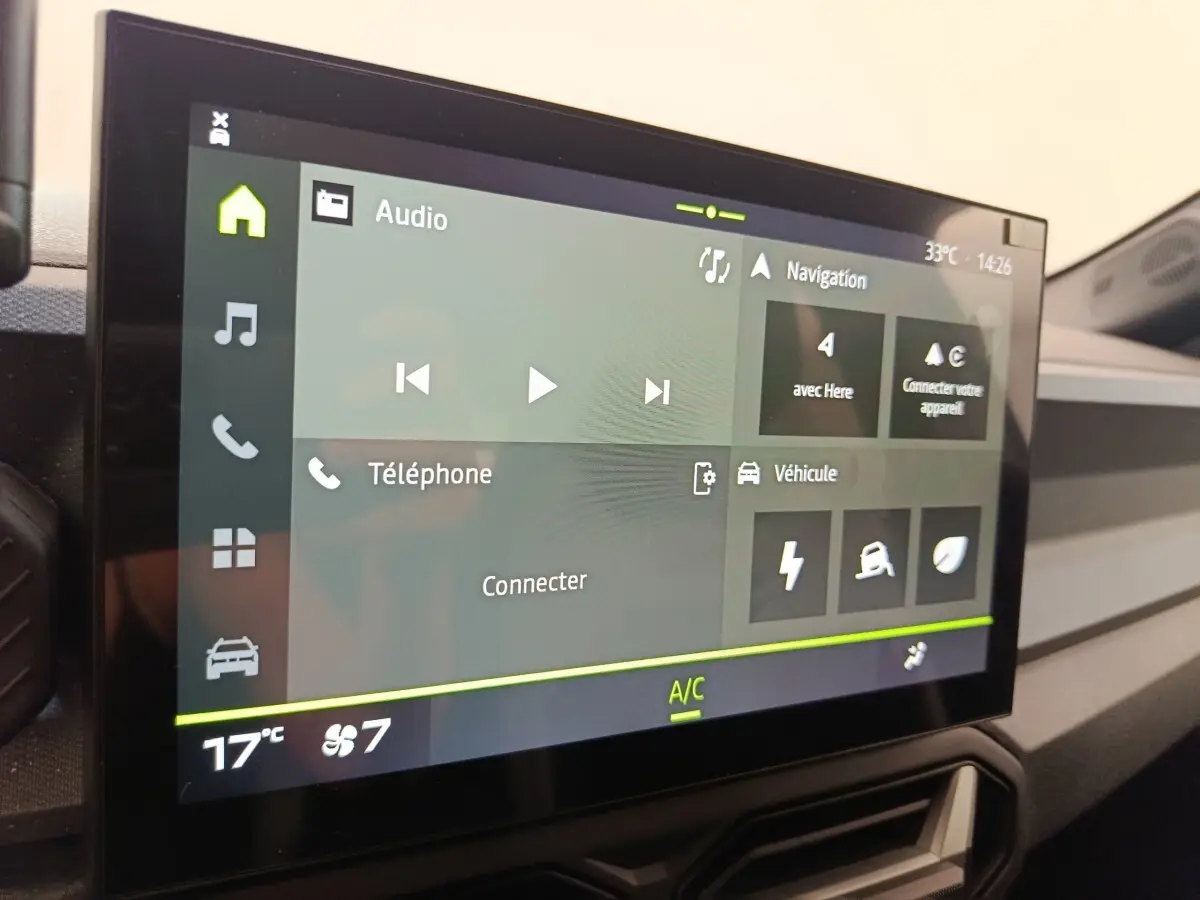 Écran tactile central du tableau de bord du Dacia Duster noir, affichant les menus audio, navigation et véhicule.
