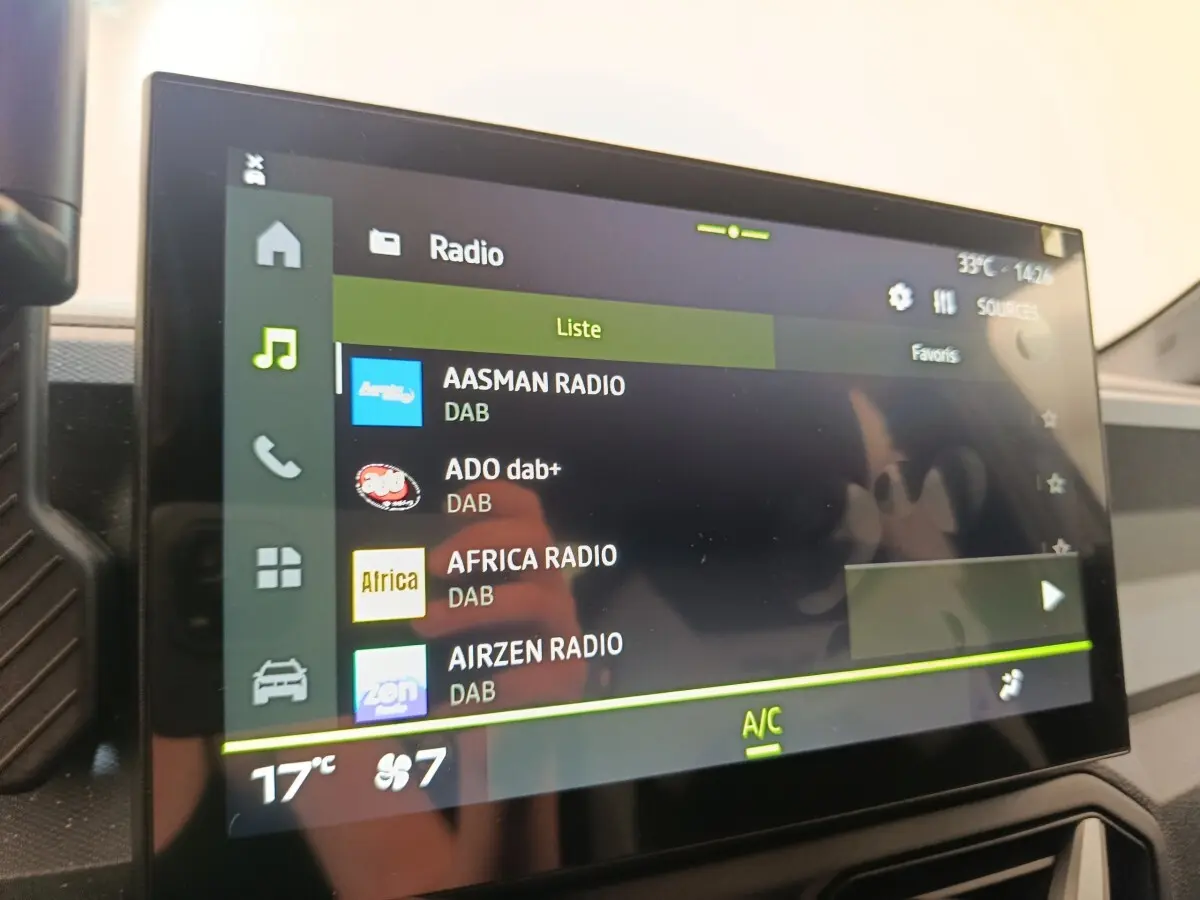 Écran tactile central du tableau de bord du Dacia Duster Journey Hybrid 155, affichage radio DAB.