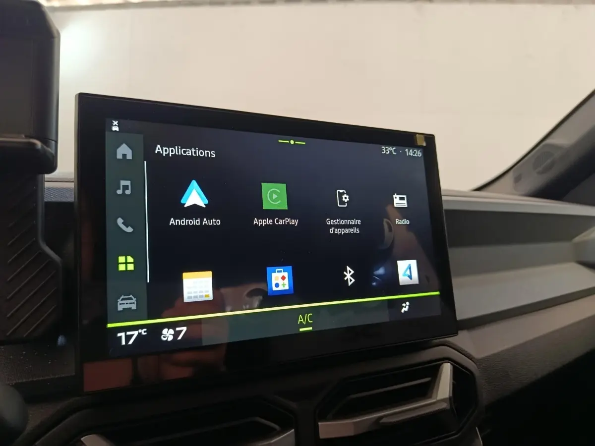 Écran tactile central du tableau de bord du Dacia Duster Journey Hybrid 155 noir, affichant les applications Android Auto et Apple CarPlay.