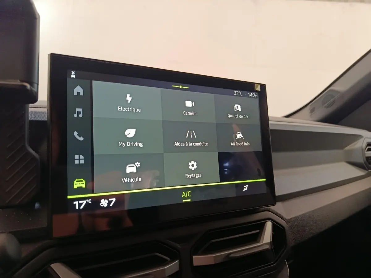 Écran tactile central du tableau de bord du Dacia Duster Journey Hybrid 155 noir, affichant les options de conduite.
