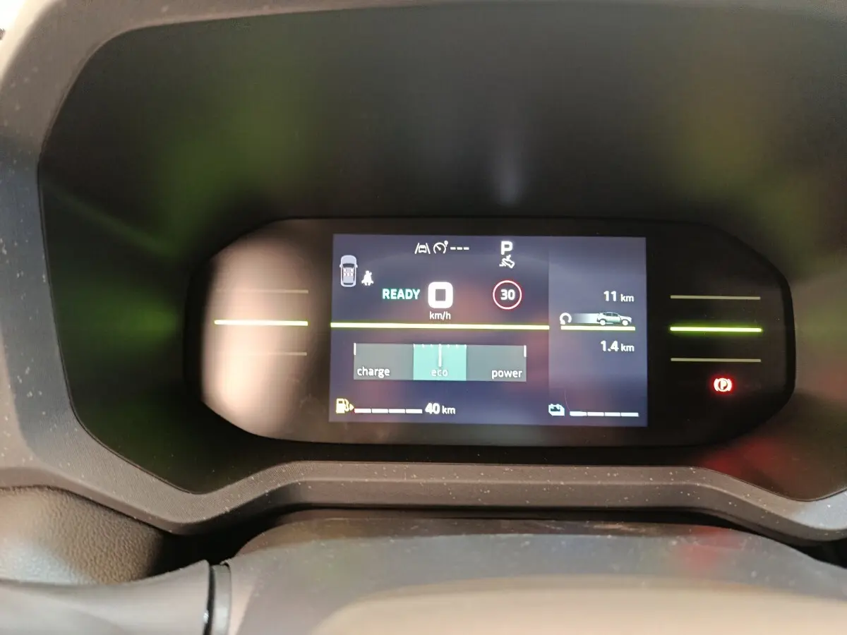 Affichage numérique du combiné instruments du Dacia Duster Journey Hybrid 155, avec indicateurs de vitesse et modes éco.