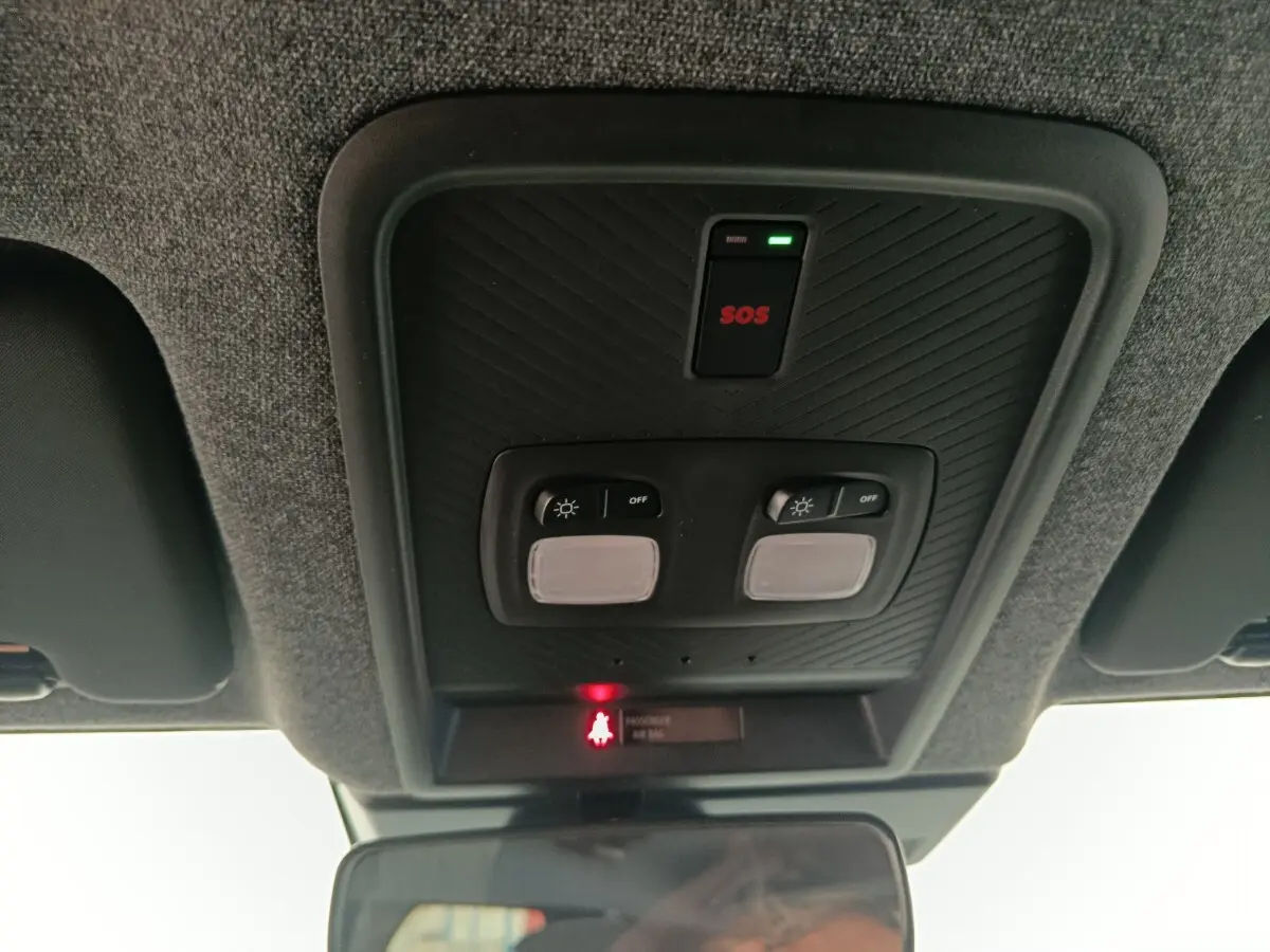 Plafonnier intérieur avec bouton SOS et éclairages, vue du toit du Dacia Duster Journey Hybrid 2026 noir.