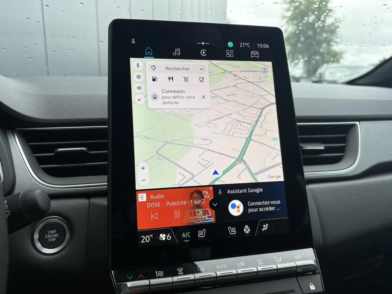 Écran tactile vertical du système multimédia OpenR Link dans un Renault Captur blanc nacré, vue intérieure avant.
