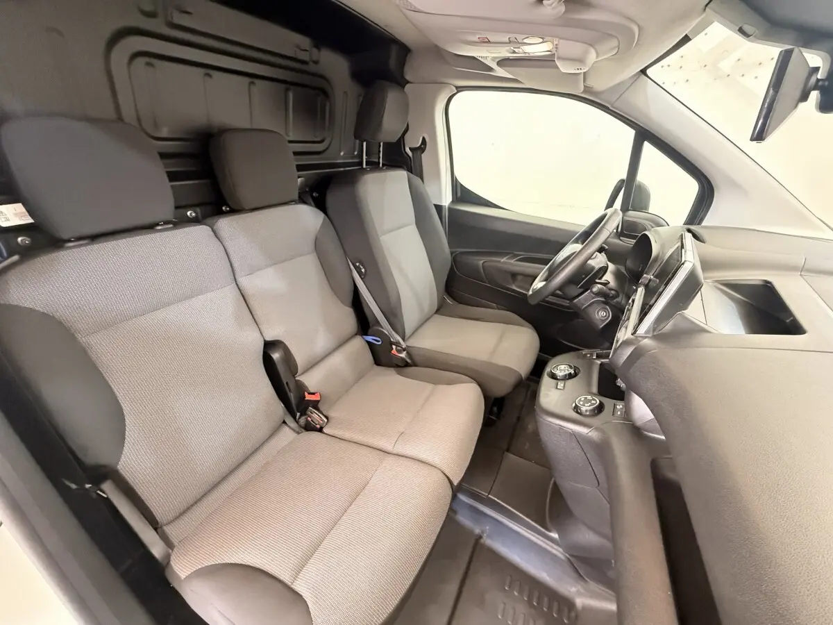 Vue intérieure côté droit du Citroën Berlingo 2019, montrant la banquette avant grise et le tableau de bord noir.