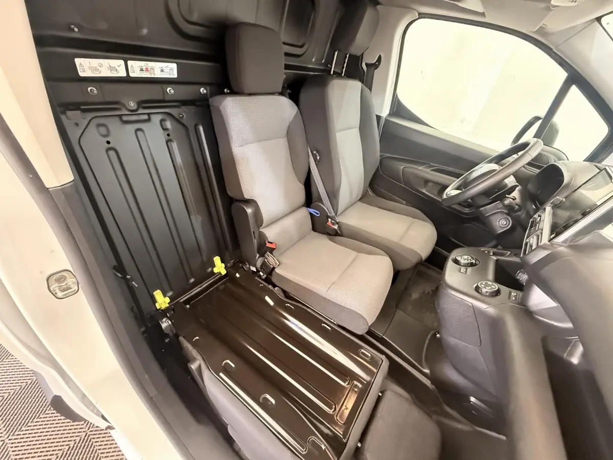 Vue intérieure côté gauche du Citroën Berlingo blanc 2019, montrant les sièges avant et la console centrale.