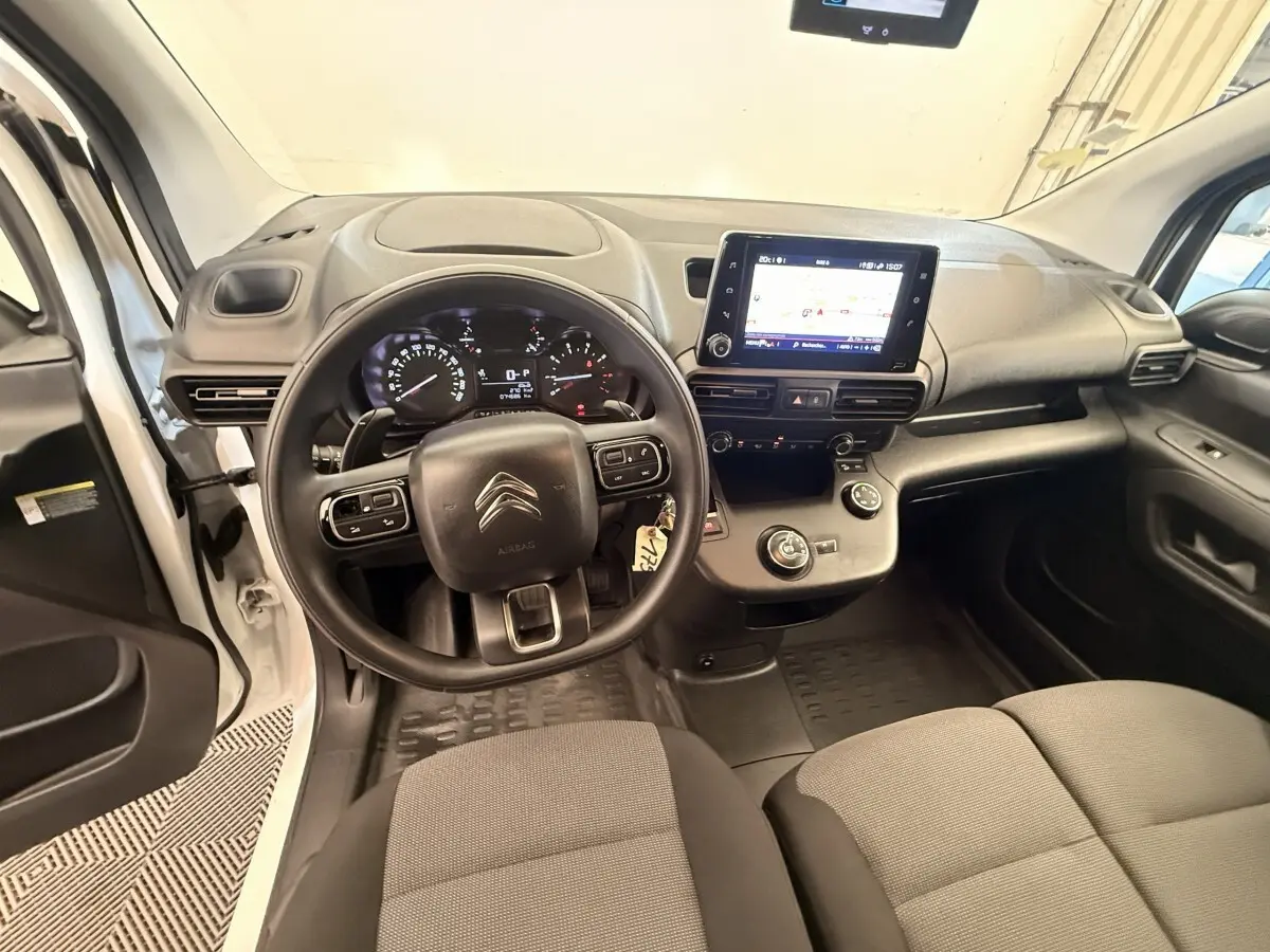 Vue intérieure du poste de conduite du Citroën Berlingo blanc 2019, avec volant multifonction et écran tactile central.