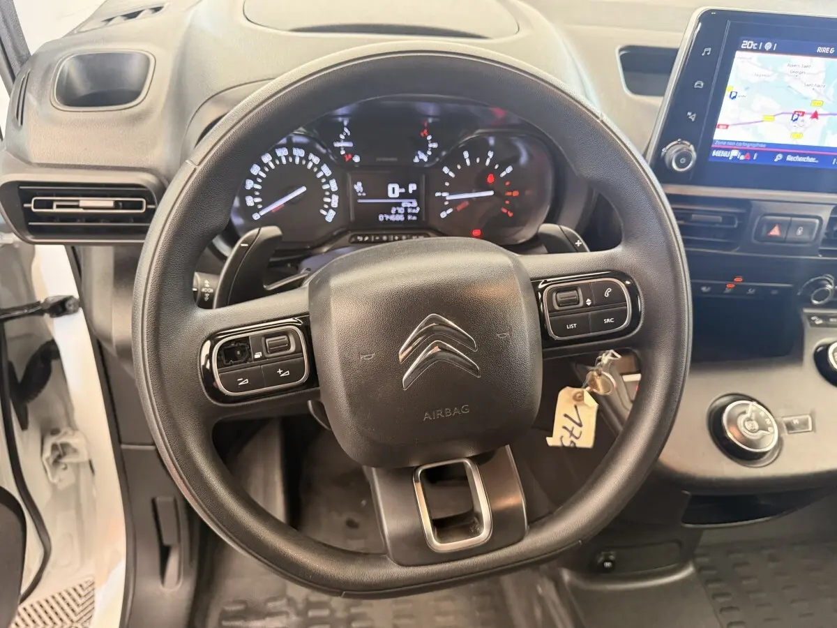 Vue intérieure centrée sur le volant noir du Citroën Berlingo blanc 2019 avec tableau de bord et écran tactile visible.