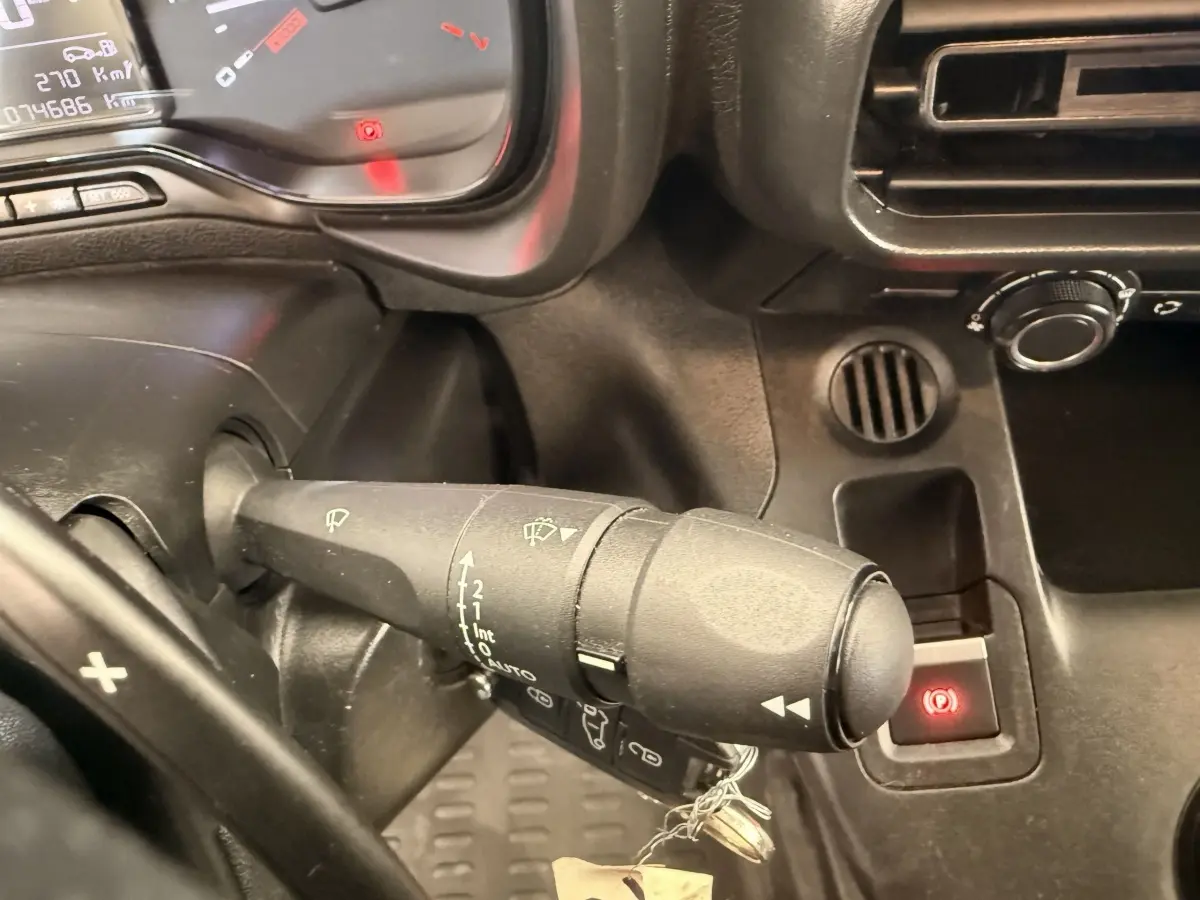 Gros plan sur la commande d’essuie-glace côté gauche du tableau de bord noir du Citroën Berlingo blanc de 2019.