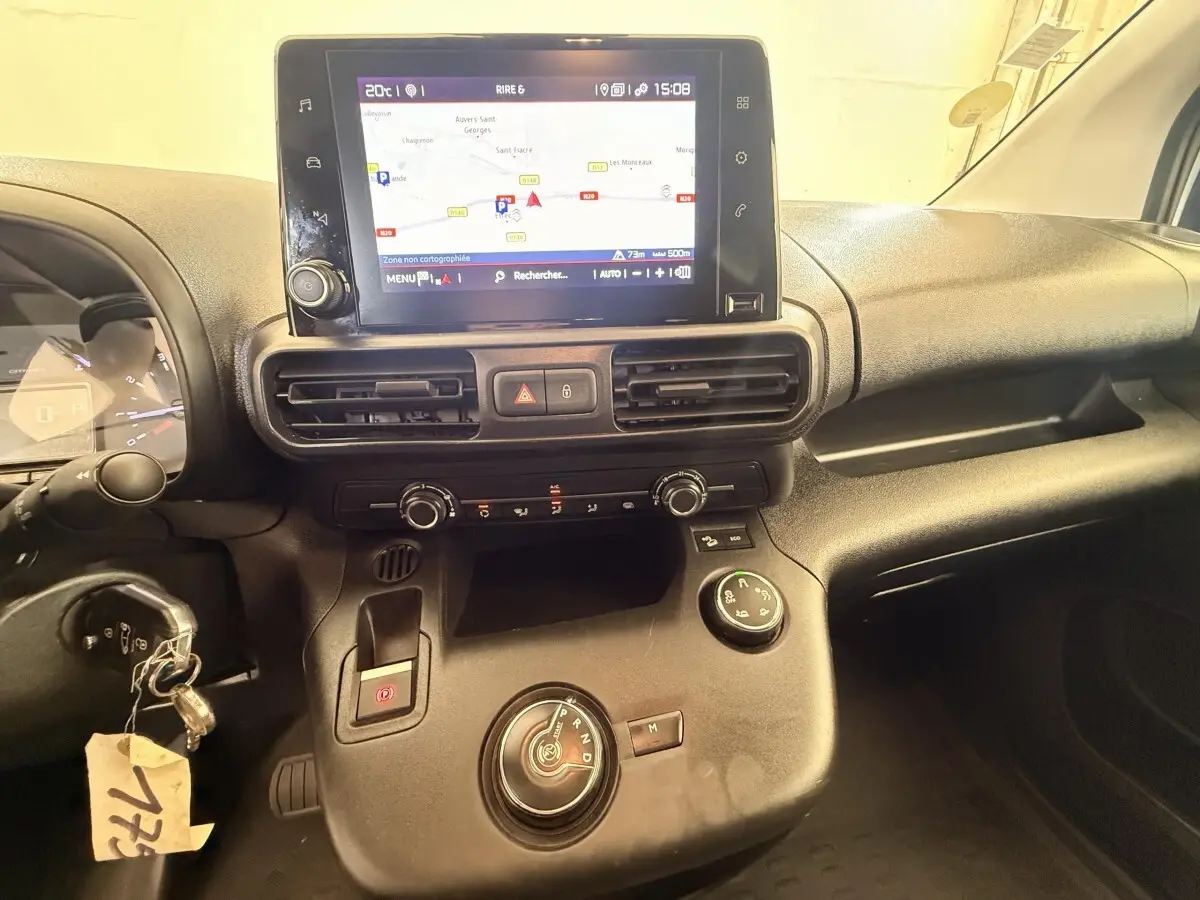 Intérieur du Citroën Berlingo 2019 vu de face, tableau de bord avec écran tactile et commande de boîte automatique circulaire.