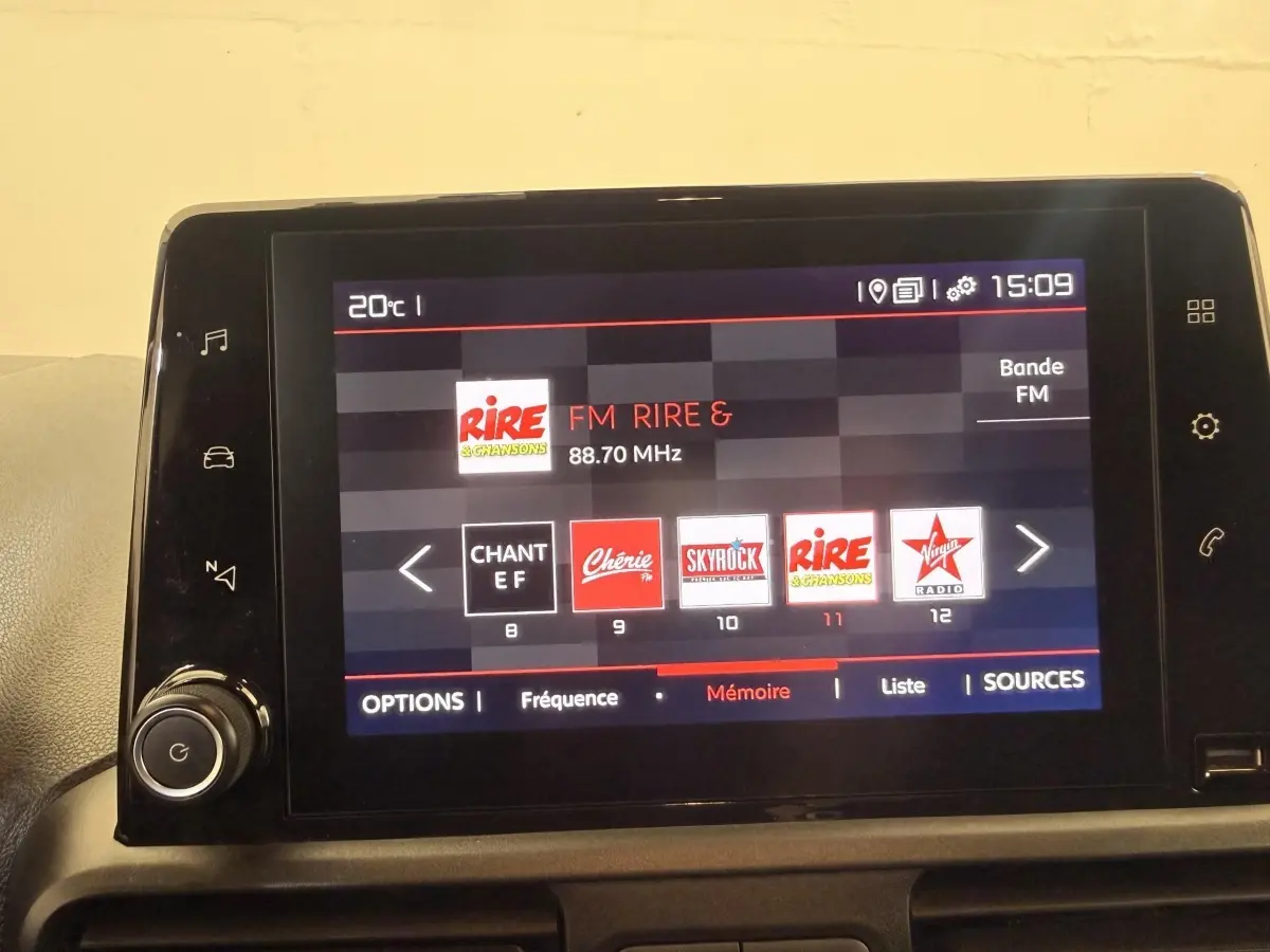 Écran tactile multimédia du Citroën Berlingo 2019 affichant les stations radio FM, avec interface moderne et boutons tactiles.