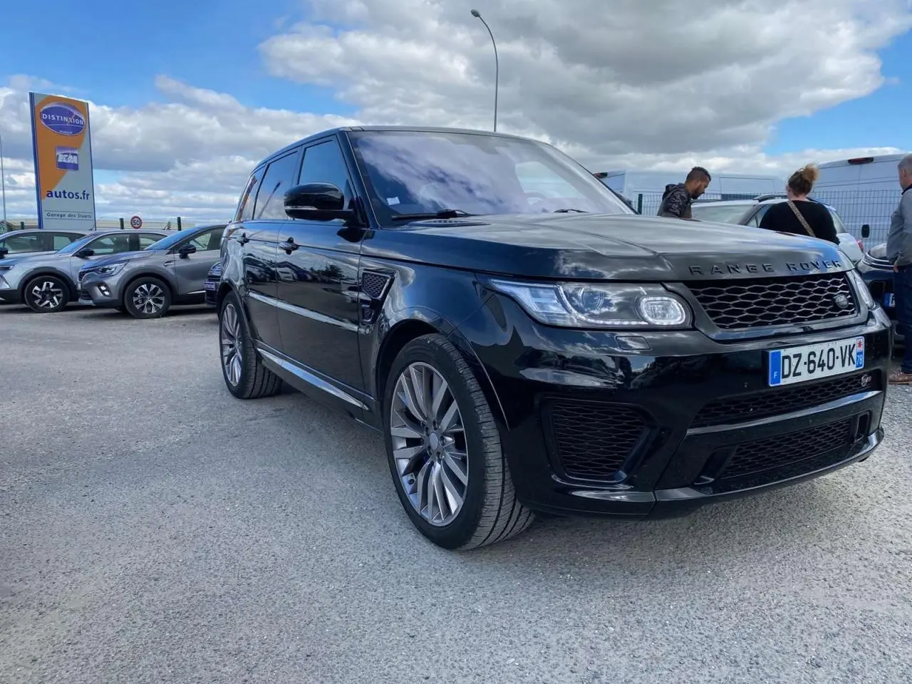 Range Rover Sport SVR noir vu en 3/4 avant droit, avec jantes 22 pouces et calandre spécifique SVR.