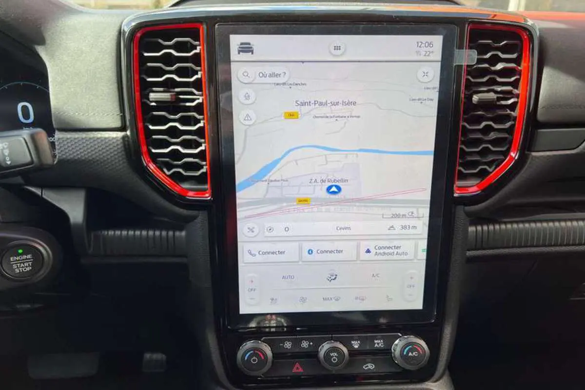 Vue rapprochée de l'écran tactile central du Ford Ranger Raptor 2025, souligné par des contours rouges dans un intérieur noir.